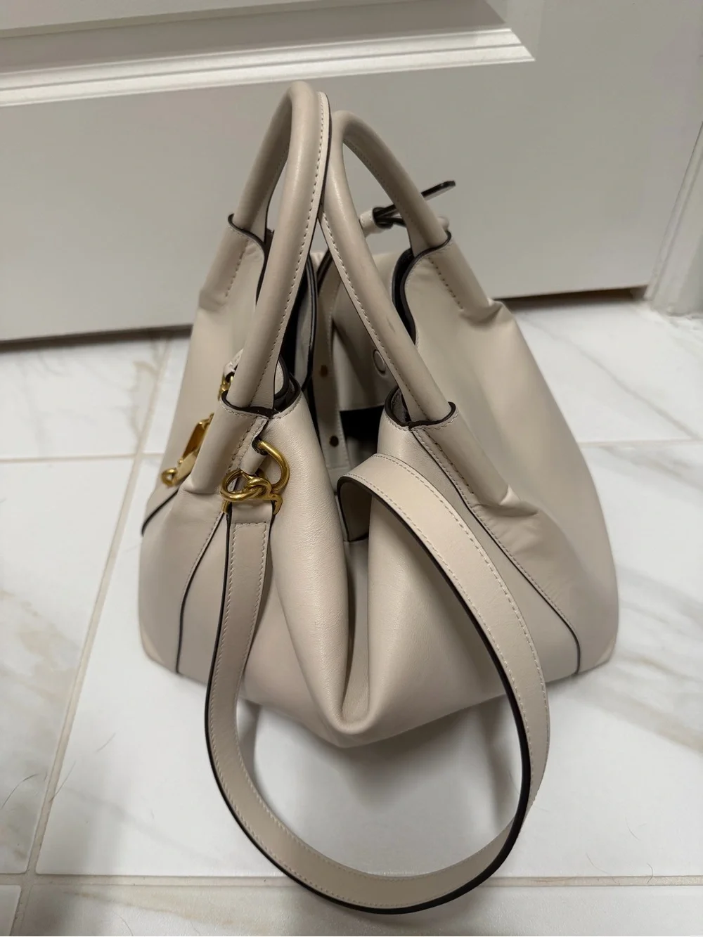 Tod’s Cream Leather Tote Bag - Designer Style